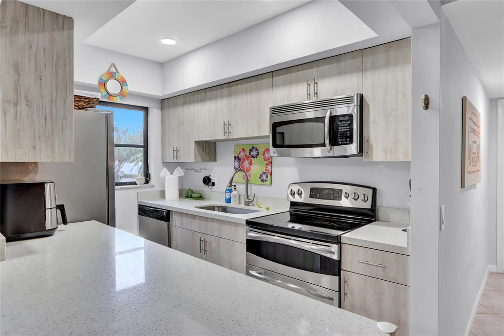 665 Enfield Street - Photo 7