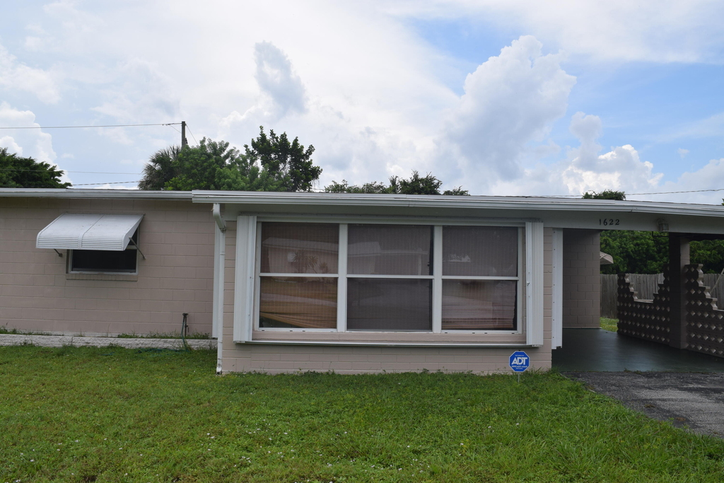 1622 Ne Maureen Court - Photo 0