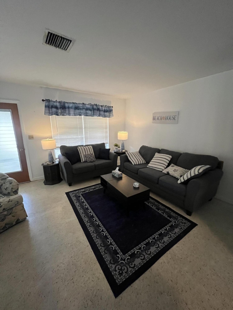 1622 Ne Maureen Court - Photo 3