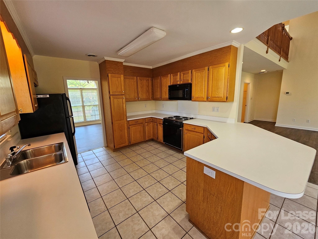151 Woodfern Place - Photo 13