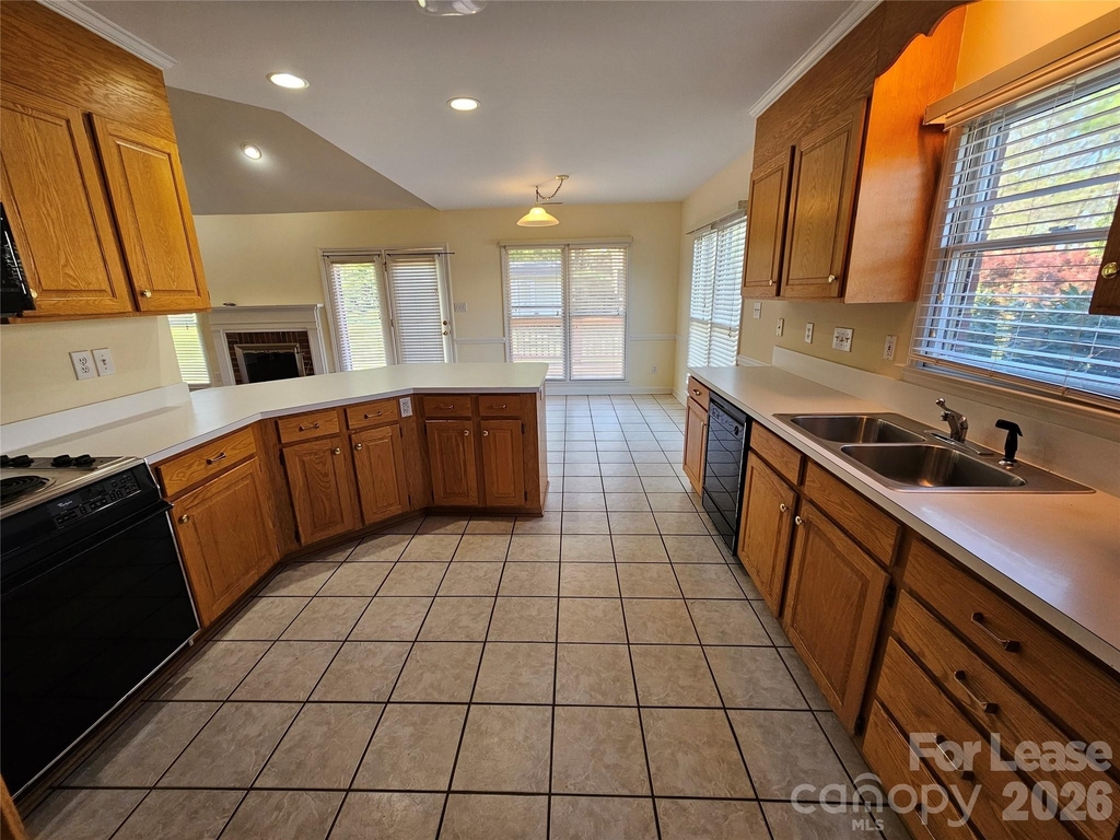 151 Woodfern Place - Photo 12
