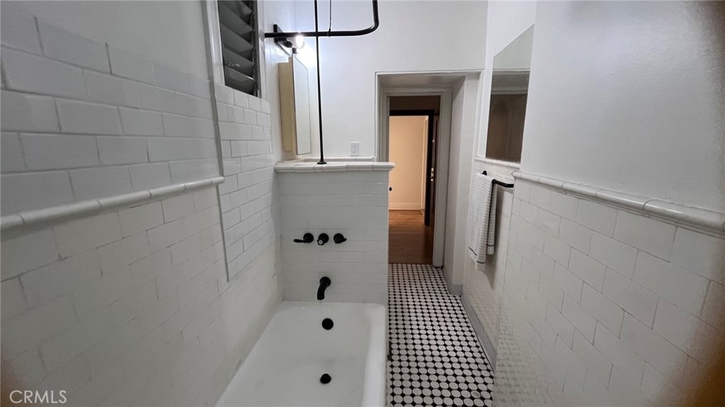 2121 James M Wood Boulevard W - Photo 7