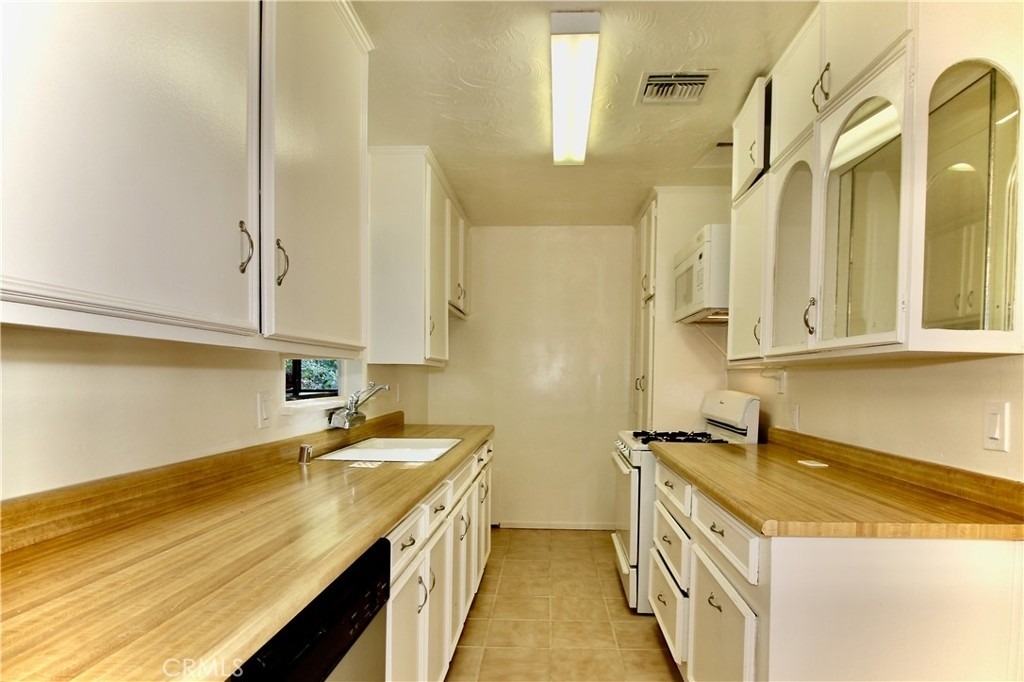 21470 Providencia Street - Photo 5
