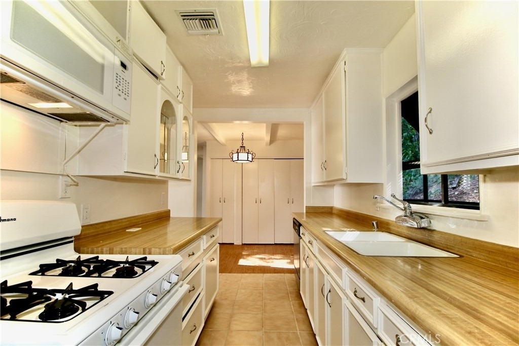 21470 Providencia Street - Photo 4