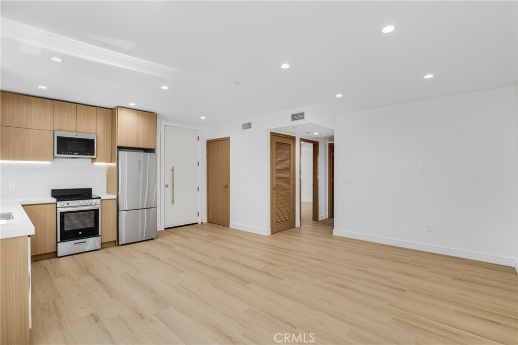 4851 Woodman Avenue - Photo 4