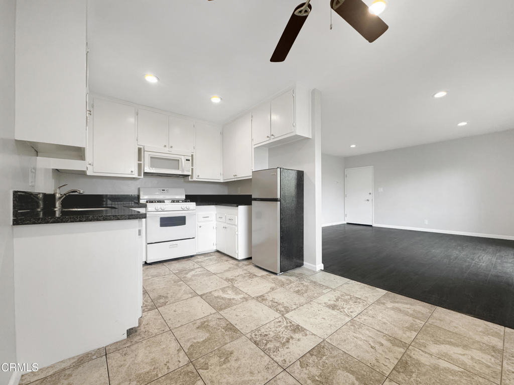 580 N Los Robles Avenue - Photo 2