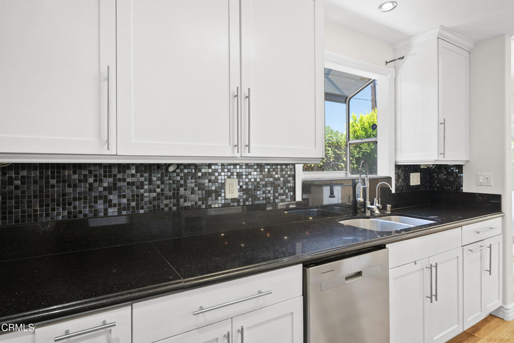 4951 Enfield Avenue - Photo 7