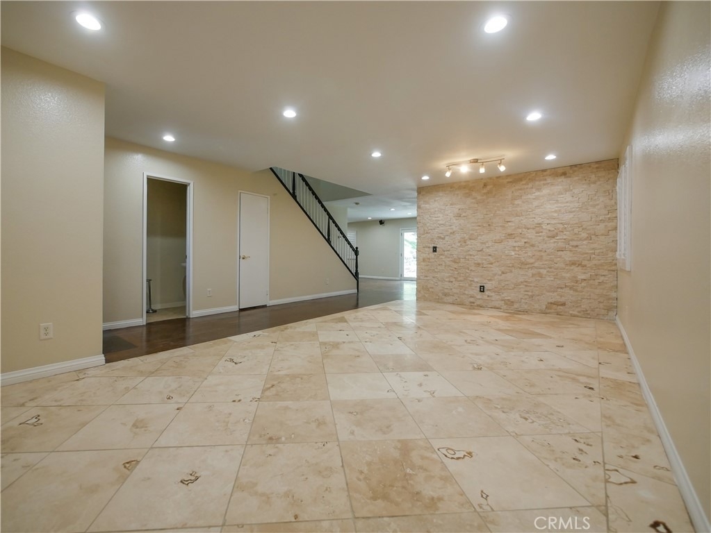 3476 Hawthorne - Photo 4