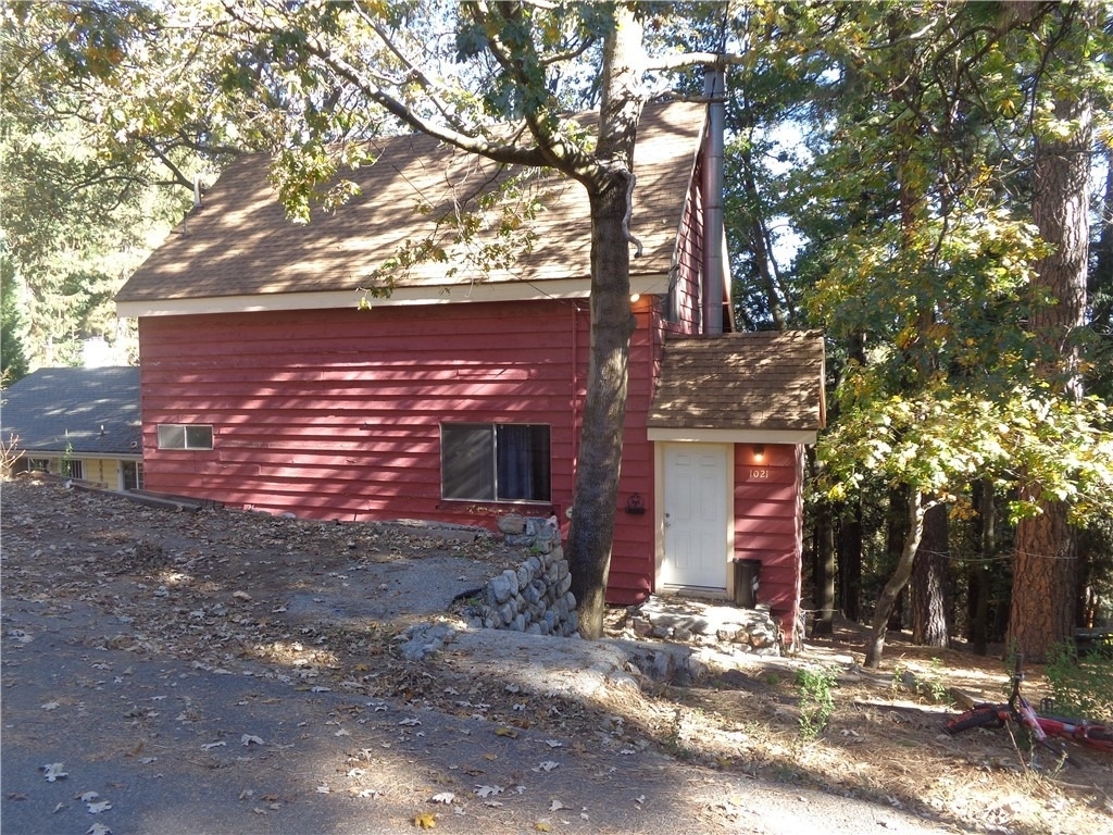1021 Coulter Pine - Photo 0