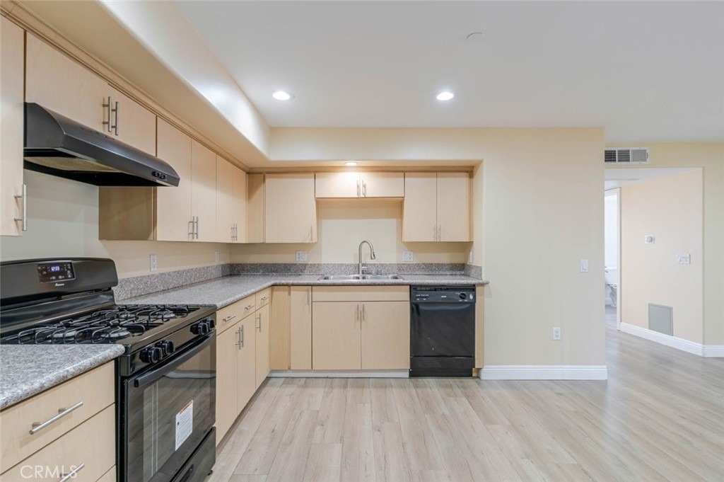 1466 Tamarind Avenue - Photo 5