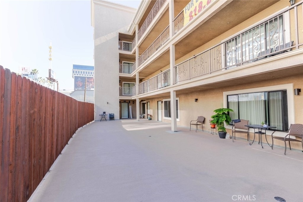 1466 Tamarind Avenue - Photo 14