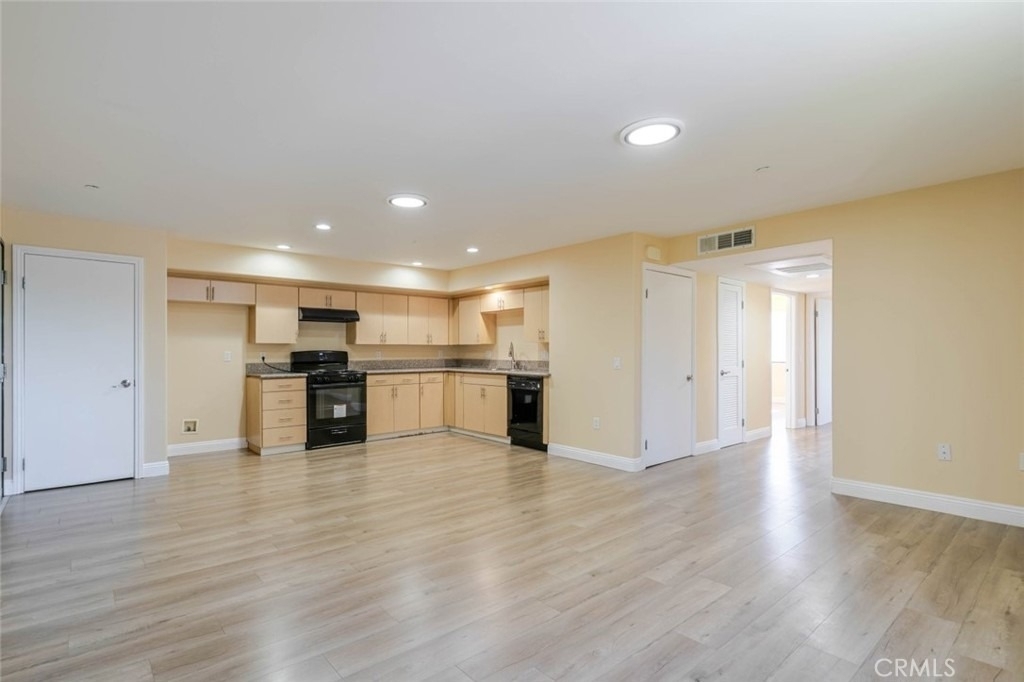 1466 Tamarind Avenue - Photo 2