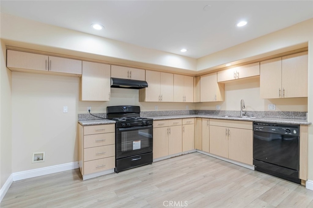 1466 Tamarind Avenue - Photo 4