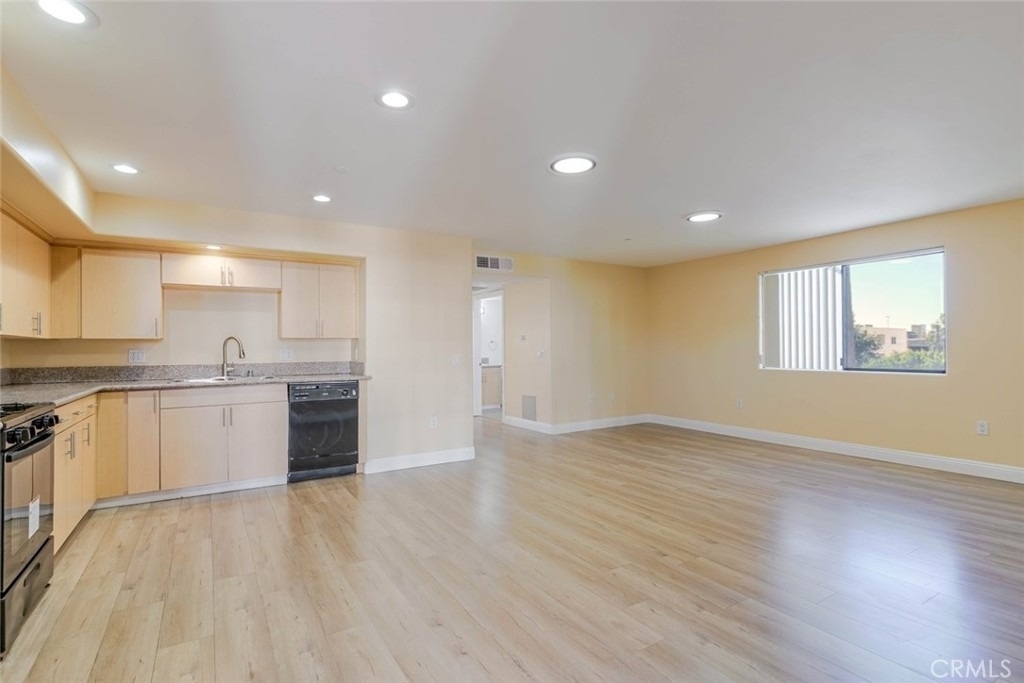 1466 Tamarind Avenue - Photo 1