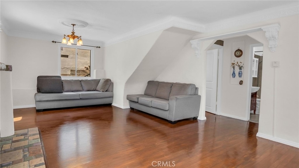 2620 Commodore - Photo 2