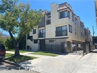 1022 Irving Avenue - Photo 0