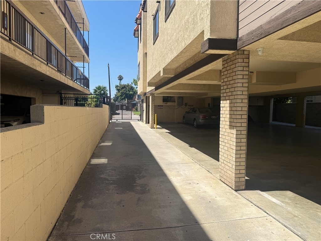 1022 Irving Avenue - Photo 3