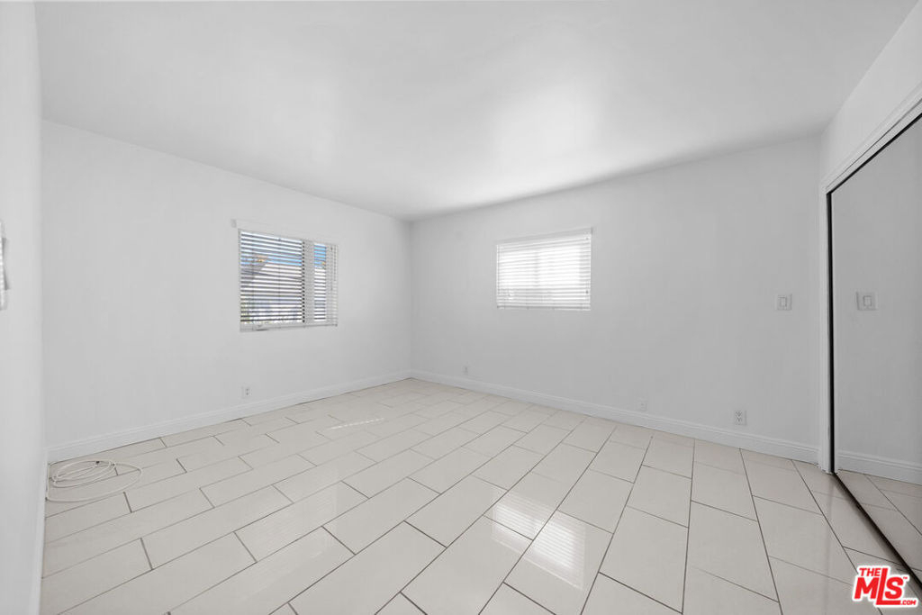 148 S Reeves Drive - Photo 11