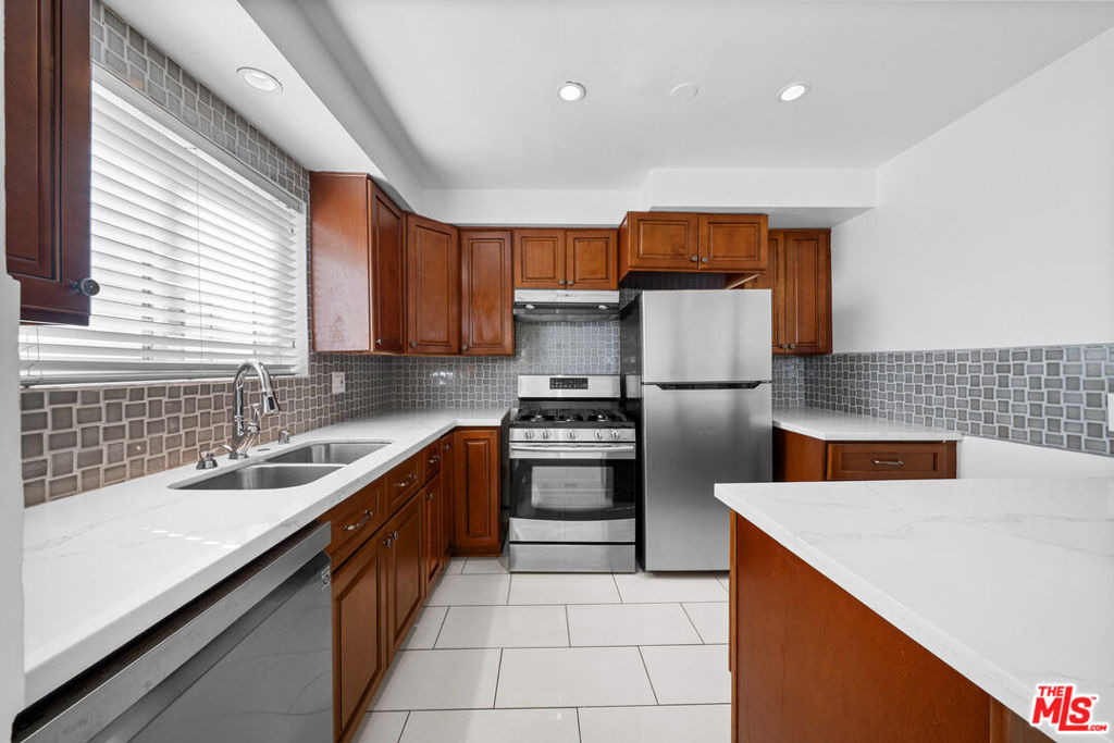 148 S Reeves Drive - Photo 5