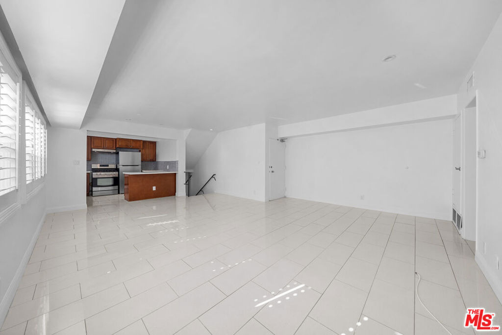148 S Reeves Drive - Photo 7