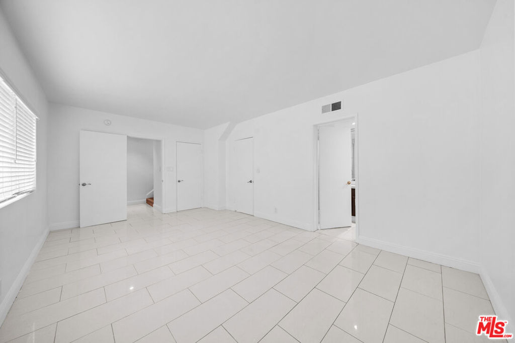 148 S Reeves Drive - Photo 16