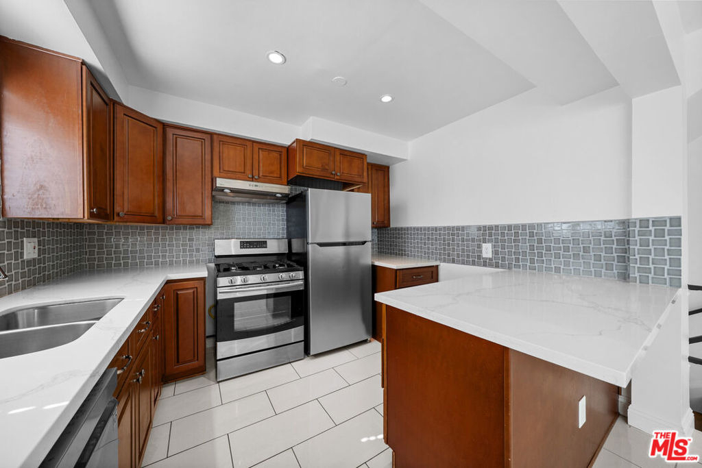 148 S Reeves Drive - Photo 4