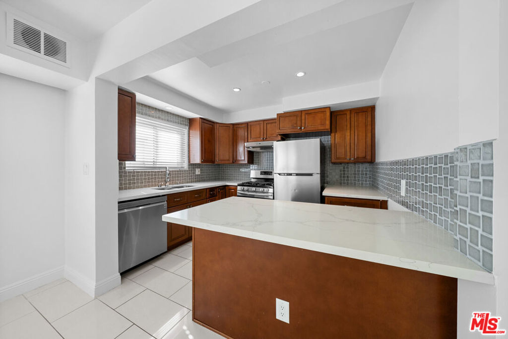 148 S Reeves Drive - Photo 3
