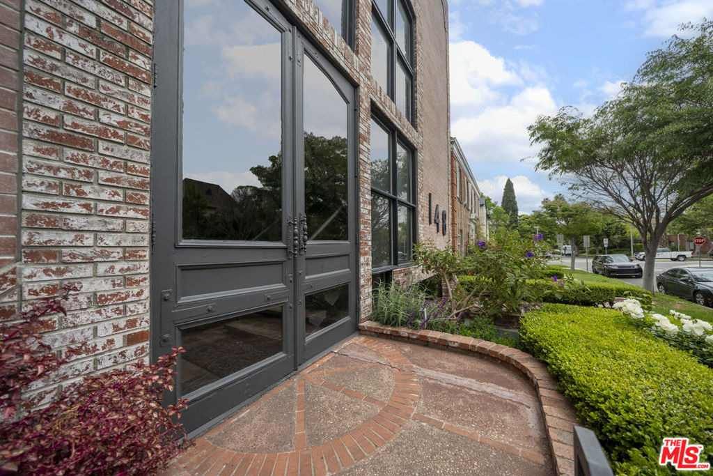 148 S Reeves Drive - Photo 1