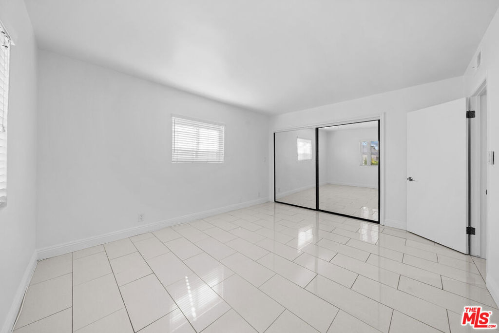 148 S Reeves Drive - Photo 12