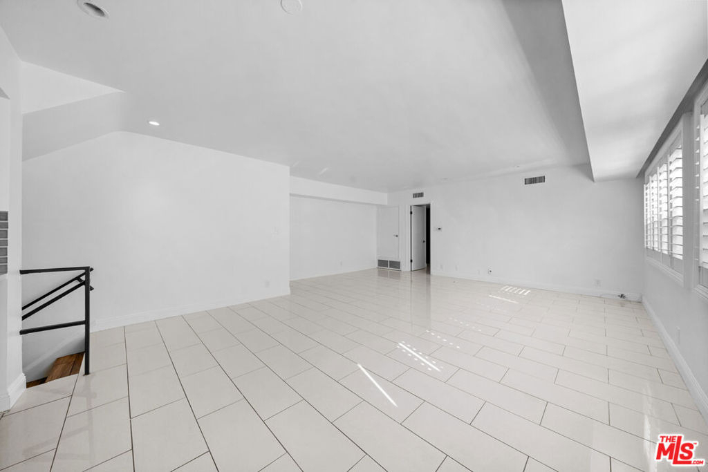 148 S Reeves Drive - Photo 8