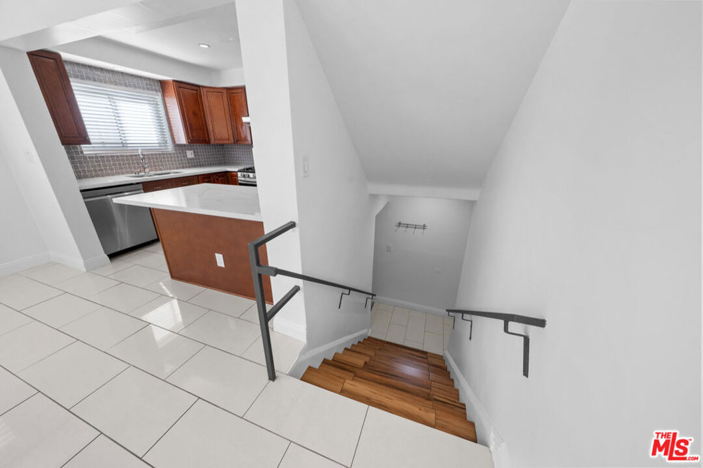 148 S Reeves Drive - Photo 13