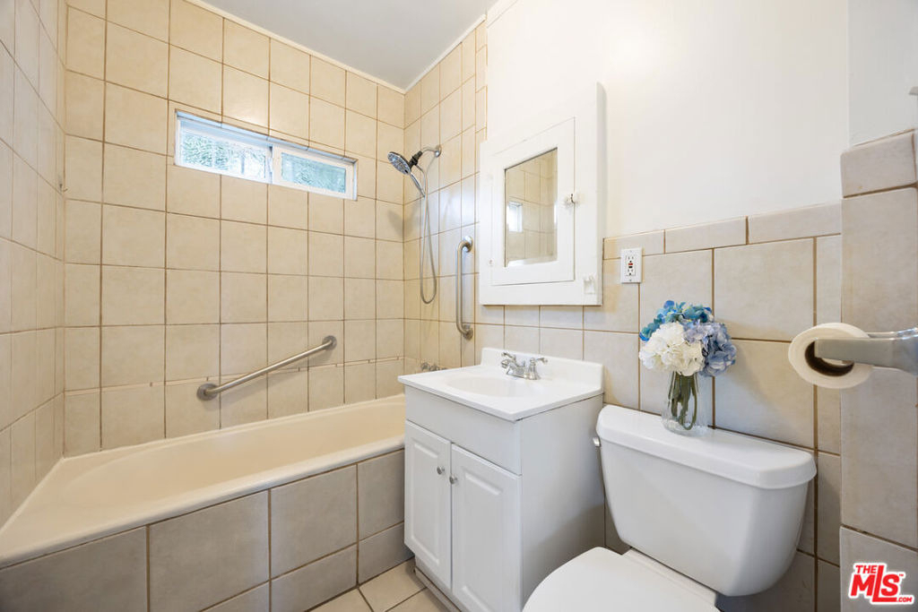 1712 1/2 W 39th Street - Photo 9