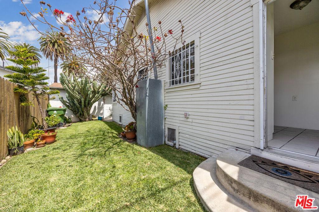 1712 1/2 W 39th Street - Photo 10