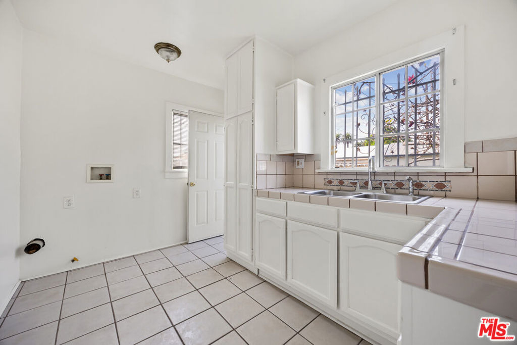 1712 1/2 W 39th Street - Photo 5