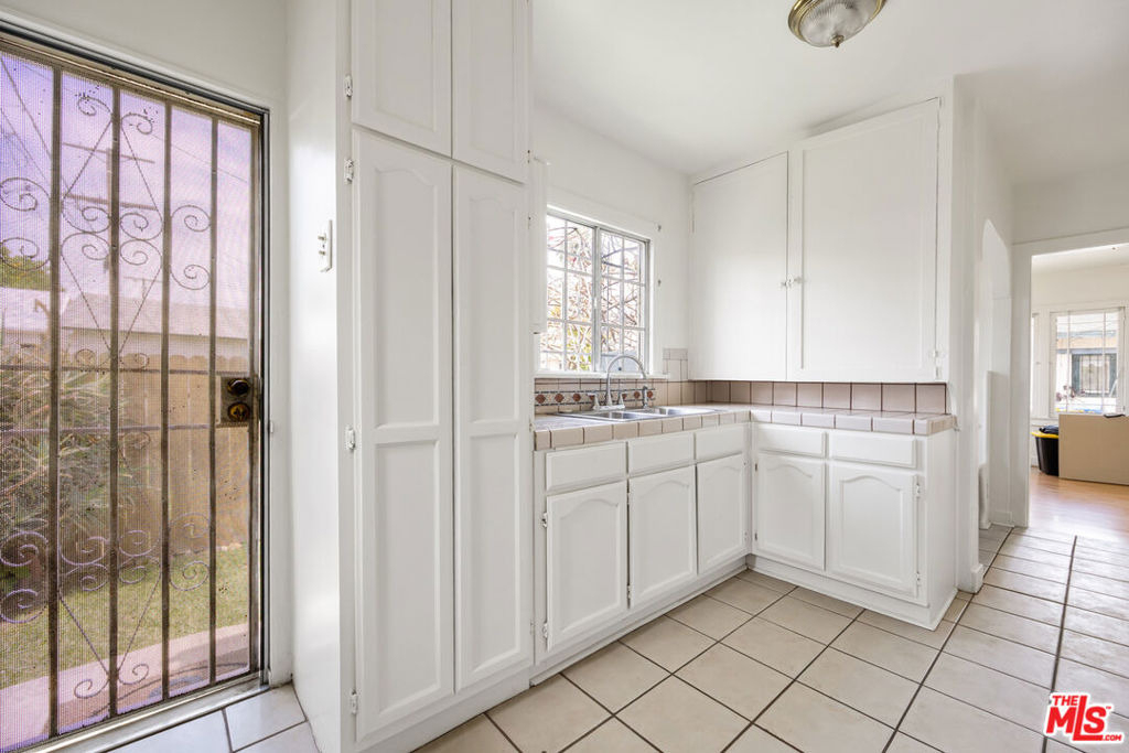 1712 1/2 W 39th Street - Photo 4