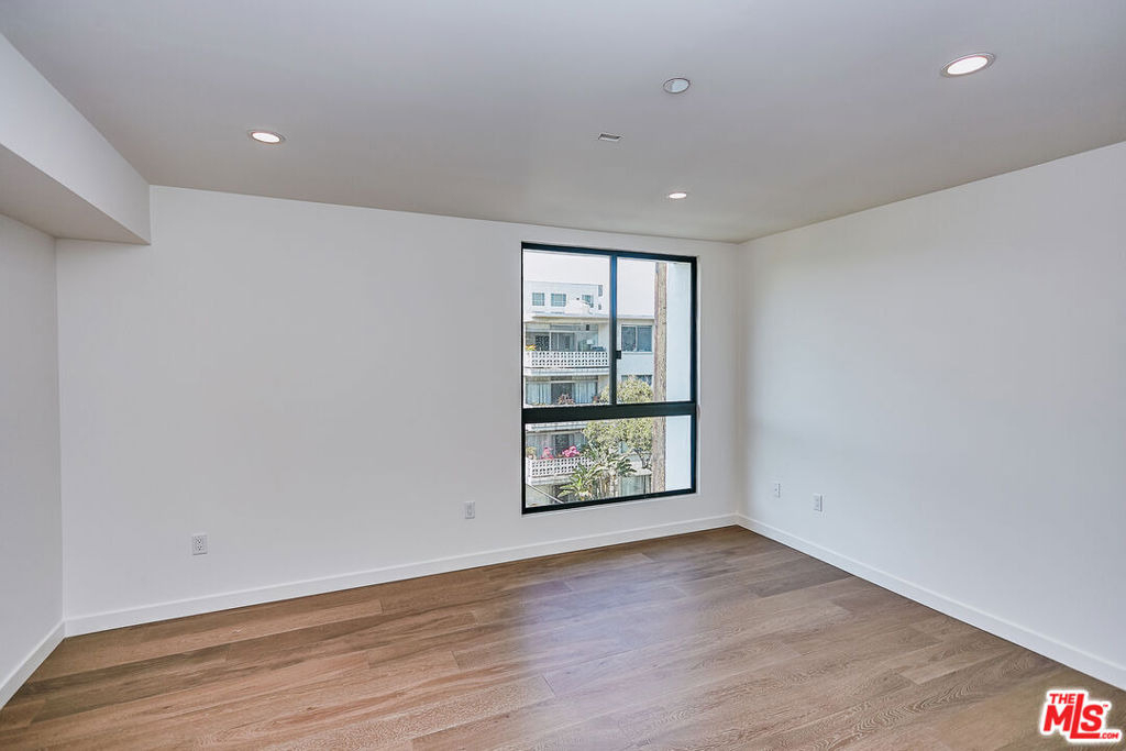 328 N Maple Drive - Photo 4