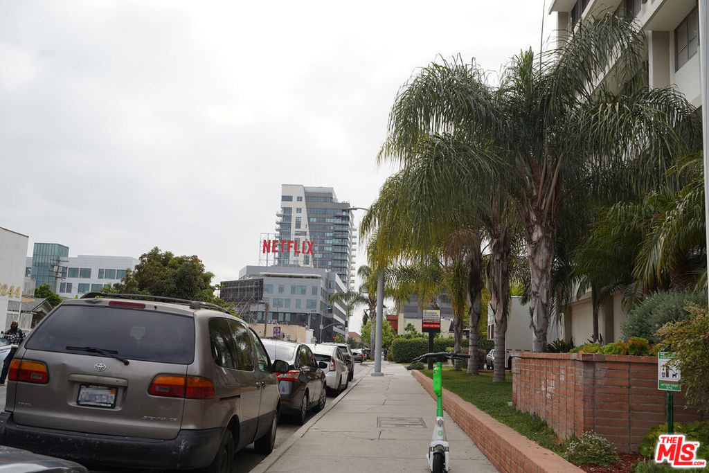 6226 1/2 De Longpre Avenue - Photo 7