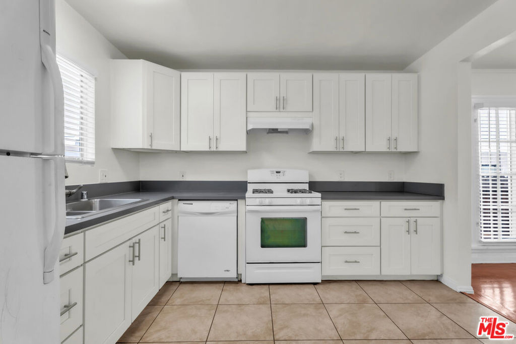 419 N. N Van Ness Avenue - Photo 1