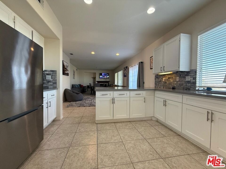 719 W Avenue Q10 - Photo 6