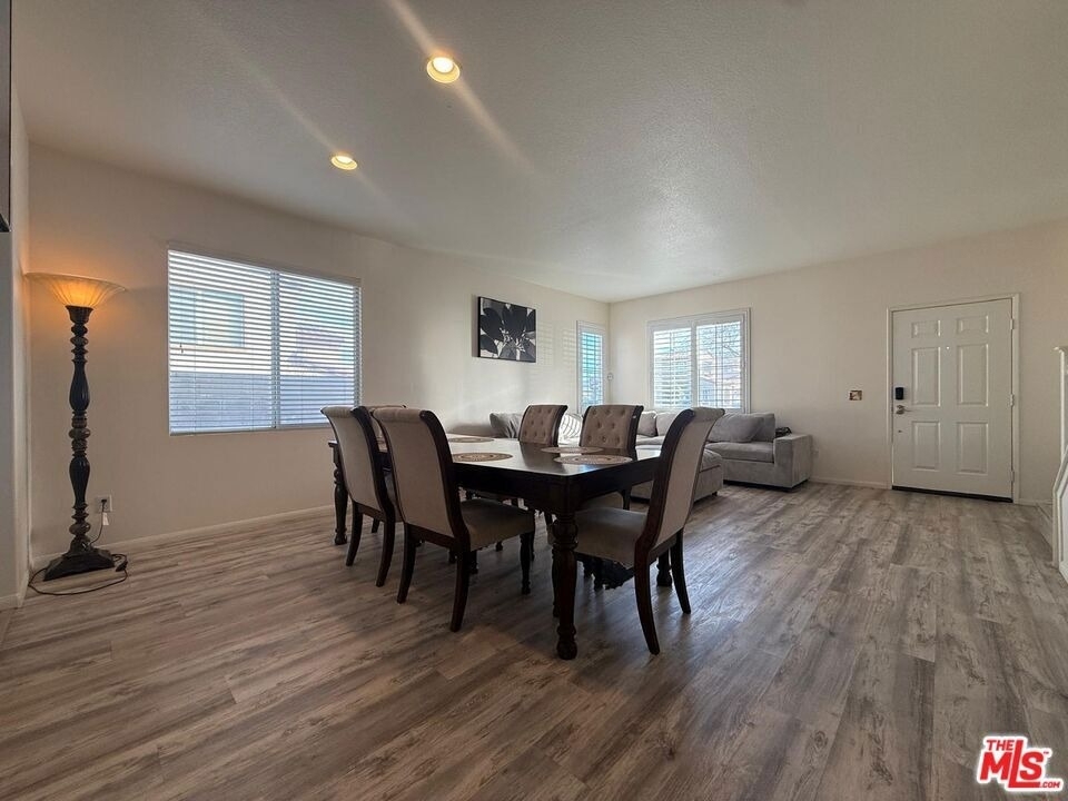 719 W Avenue Q10 - Photo 2