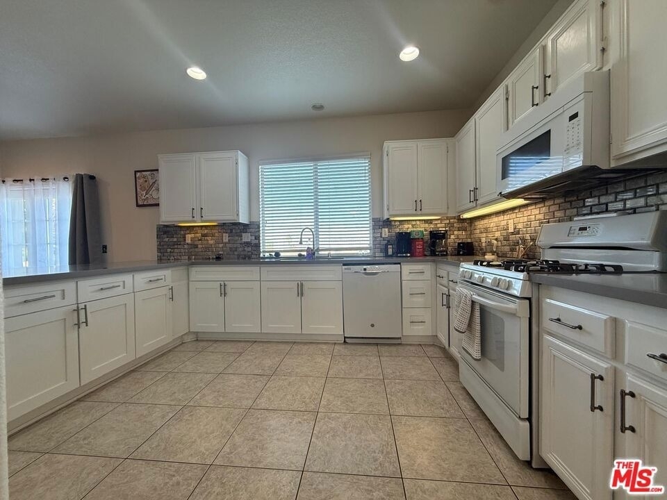 719 W Avenue Q10 - Photo 4