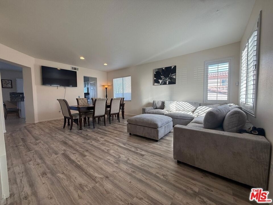 719 W Avenue Q10 - Photo 1