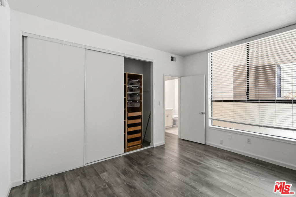 500 S Barrington Avenue - Photo 21