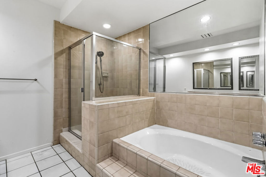 500 S Barrington Avenue - Photo 18