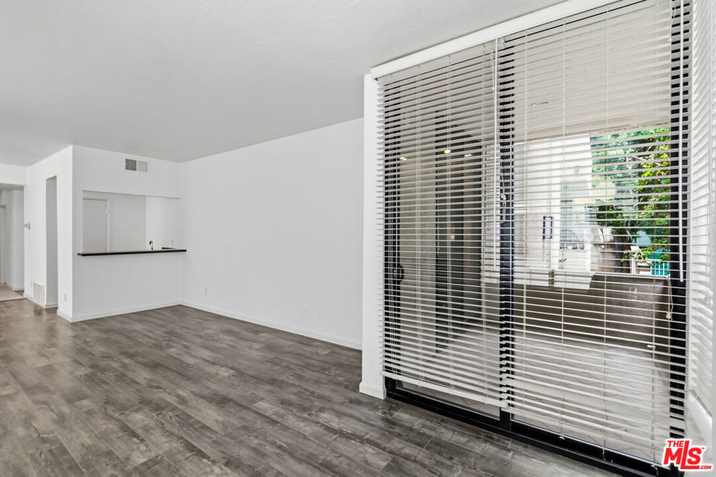 500 S Barrington Avenue - Photo 8