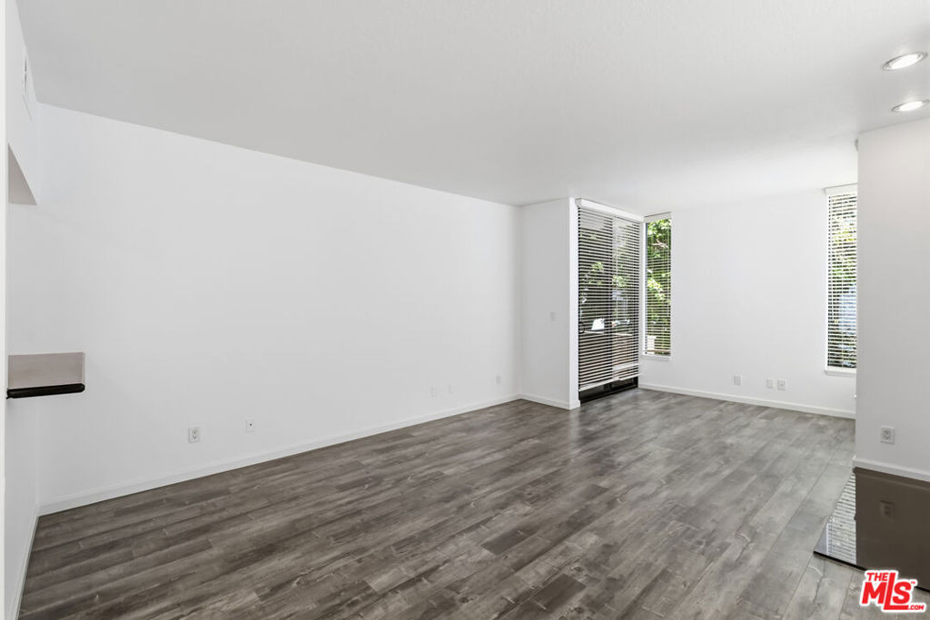 500 S Barrington Avenue - Photo 7
