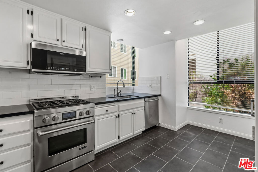 500 S Barrington Avenue - Photo 10