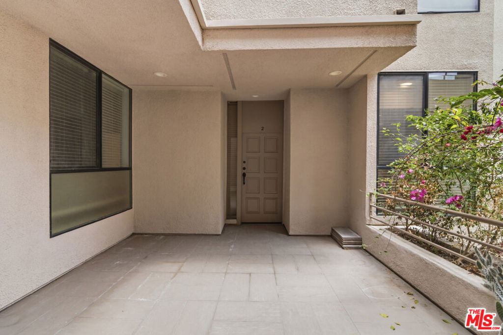 500 S Barrington Avenue - Photo 3