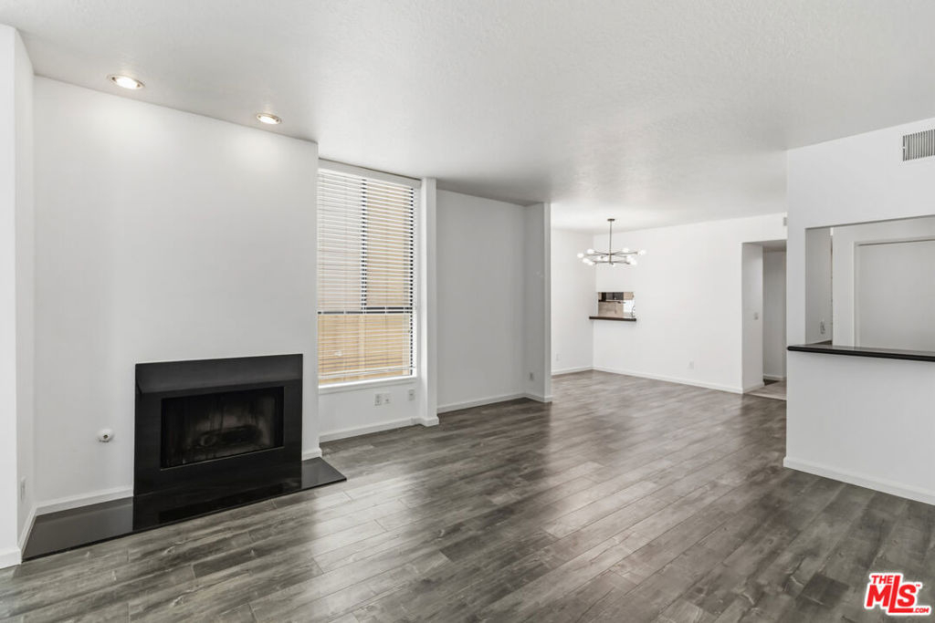 500 S Barrington Avenue - Photo 0