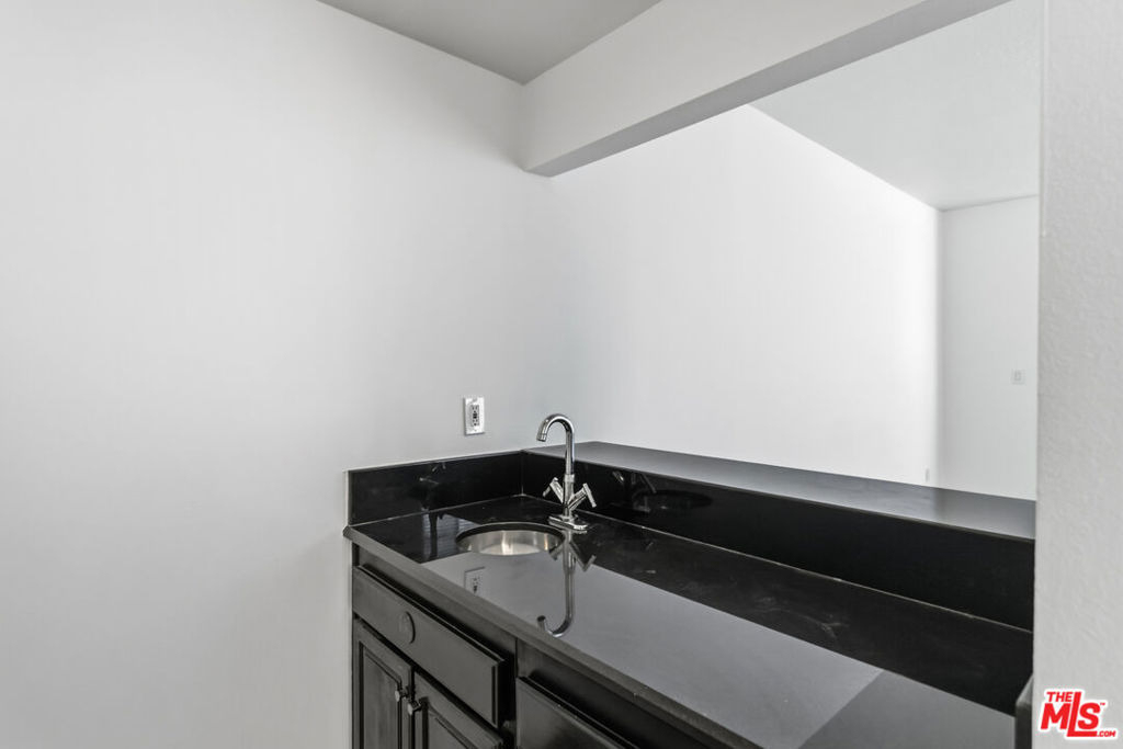 500 S Barrington Avenue - Photo 23